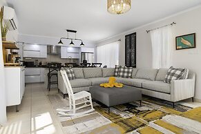 Beautiful 3br4ba Amazing Location w Private Pool
