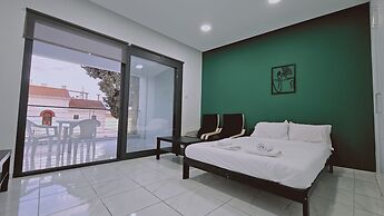 109 LIM 2 - Stay Cypress Studio