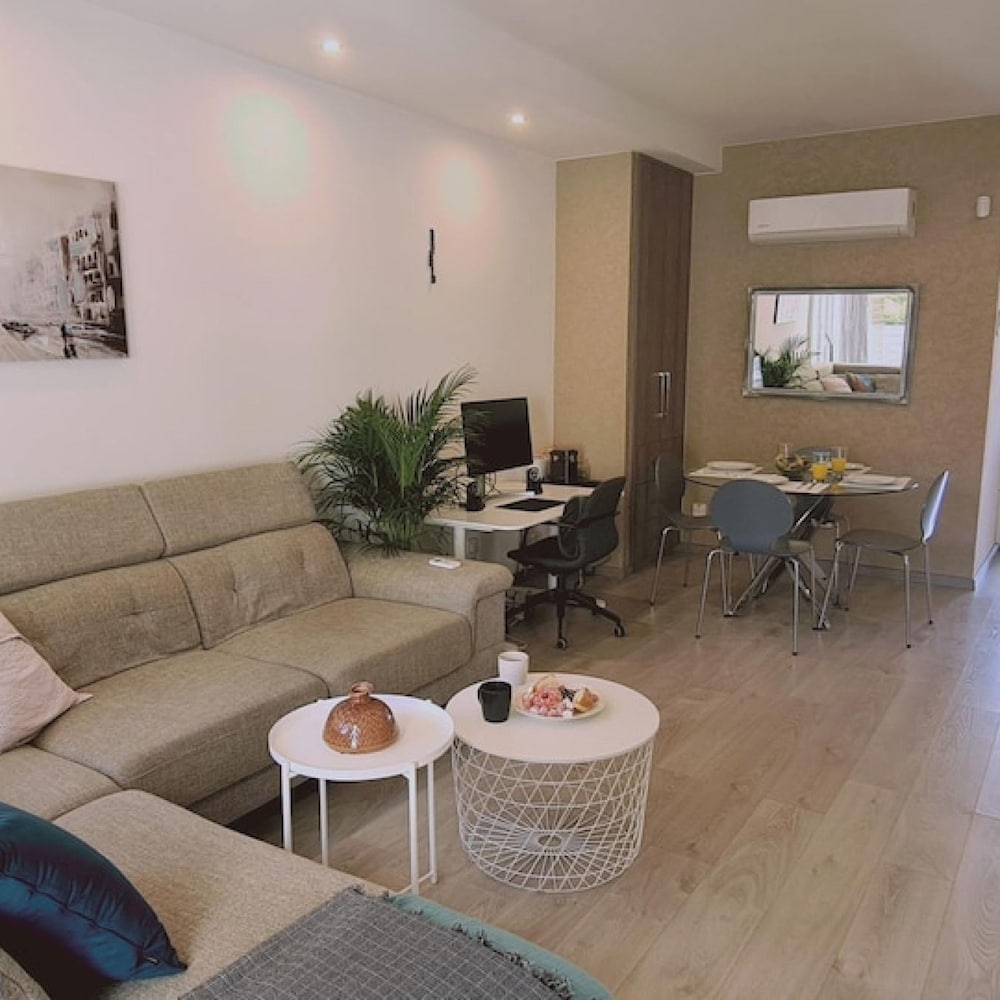 29 LIM - Downtown Retreat