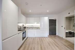 Modern Comfort: Seven Stays Broadoaks