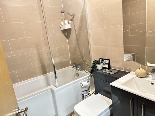 2 Bed Apartment - Sleeps 4 - Wifi - Parking