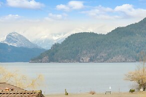 Harmony Haven 2BR Lakefront Suite
