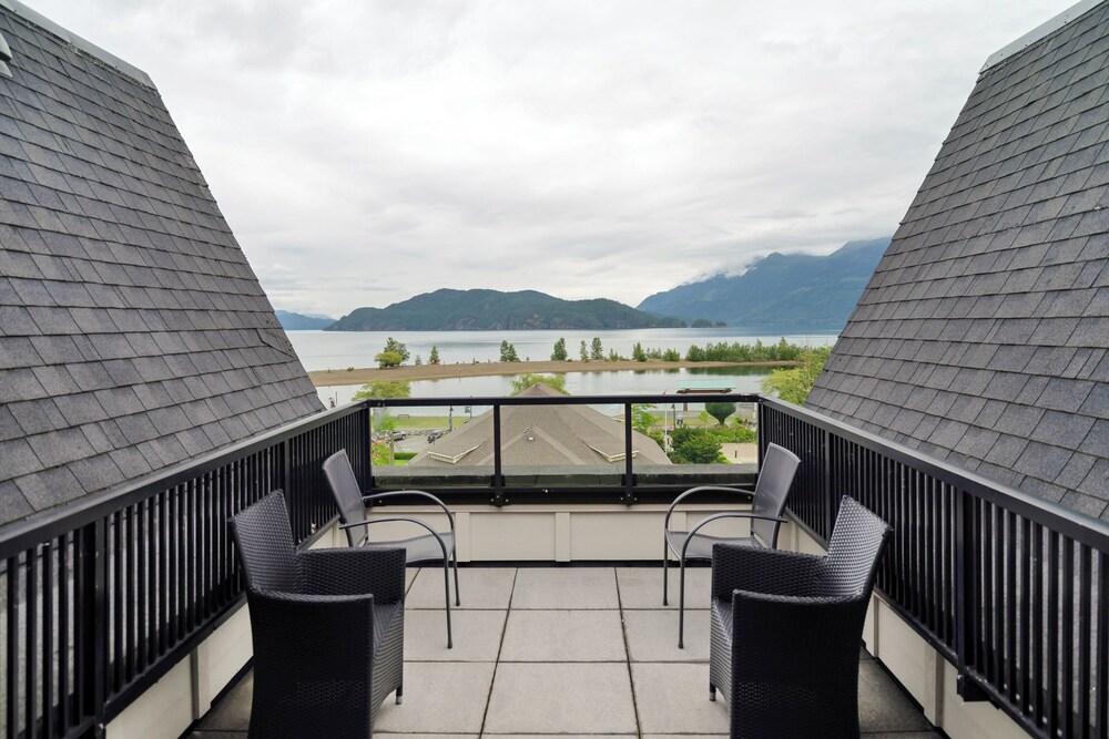 Harmony Haven 2BR Lakefront Suite