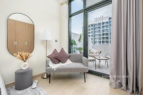 Large Balcony Studio 10 Minutes From Dubai Mall