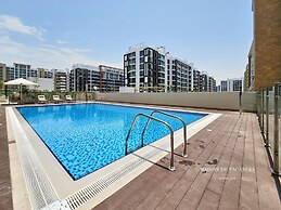 Large Balcony Studio 10 Minutes From Dubai Mall
