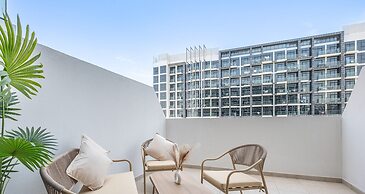 Large Balcony Studio 10 Minutes From Dubai Mall