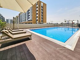 Large Balcony Studio 10 Minutes From Dubai Mall