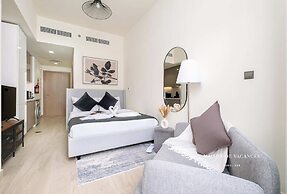 Large Balcony Studio 10 Minutes From Dubai Mall