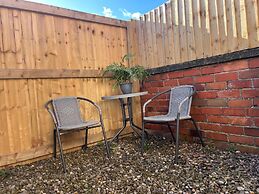 Central Ellesmere -sleeps2 - Parking - Petfriendly