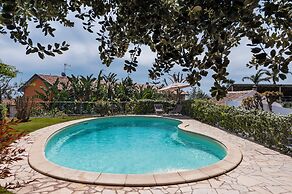 City Cottage with Garden & Pool