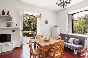 City Cottage with Garden & Pool