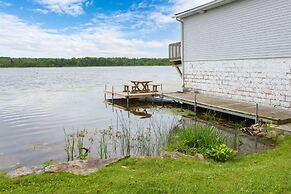 Charming Lakeside Cottage