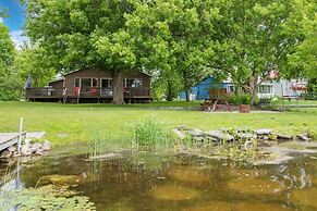 Charming Lakeside Cottage