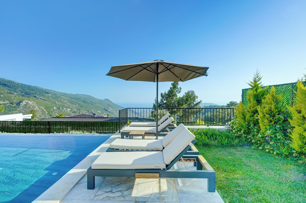 Pluto-1 PLANET LUXURY VILLAS
