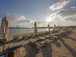 Sophisticated 1BR Palm Apt w Beach Access