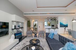 Sophisticated 1BR Palm Apt w Beach Access