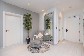Sophisticated 1BR Palm Apt w Beach Access