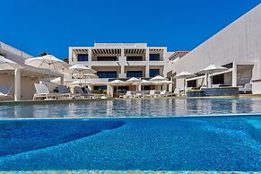 Oceanview Residence With World Class Amenities