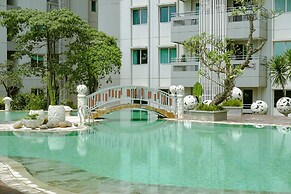 Homey And Modern Studio At Sky Terrace Apartment