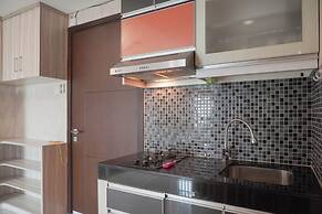Homey And Modern Studio At Sky Terrace Apartment