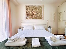 Moderno Bilocale con Terrazzo e Parcheggio