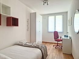 Moderno Bilocale con Terrazzo e Parcheggio
