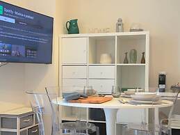 Moderno Bilocale con Terrazzo e Parcheggio