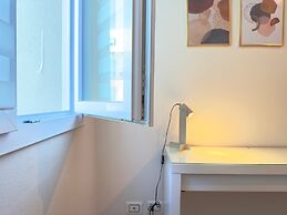 Moderno Bilocale con Terrazzo e Parcheggio