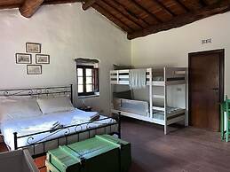 Casale Rustico con Piscina Privata e Ampio Parco