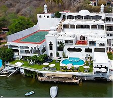 Marina Palace Tequesquitengo