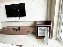 TBS Sea View - Full AC- Pool & Breakfast