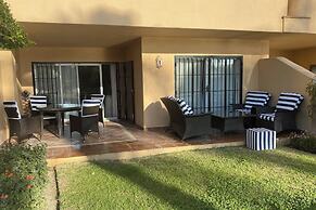 2 Bed Apartment Sleeps 4 - Pool Access - Garden
