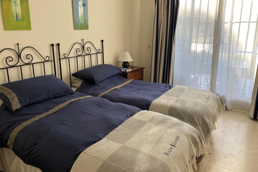 2 Bed Apartment Sleeps 4 - Pool Access - Garden