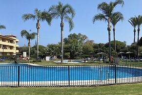 2 Bed Apartment Sleeps 4 - Pool Access - Garden