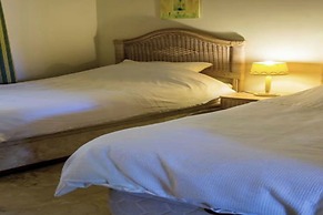 2 Bed Apartment Sleeps 4 - Pool Access - Garden