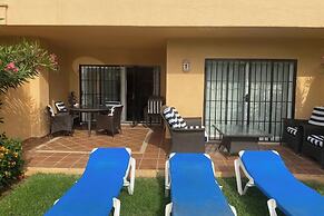 2 Bed Apartment Sleeps 4 - Pool Access - Garden