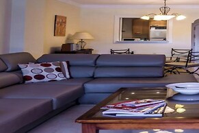 2 Bed Apartment Sleeps 4 - Pool Access - Garden