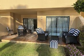2 Bed Apartment Sleeps 4 - Pool Access - Garden
