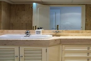 2 Bed Apartment Sleeps 4 - Pool Access - Garden