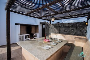 3 Bed Villa - Pool, Terrace, Bbq, Near Beach