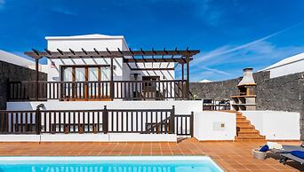 4 Bed Villa - Heated Pool, Pool Table, Bbq, Patio