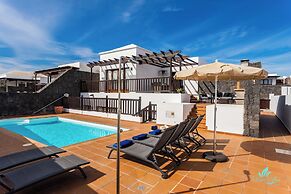 4 Bed Villa - Heated Pool, Pool Table, Bbq, Patio
