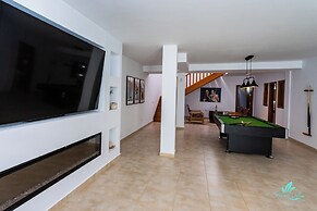 4 Bed Villa - Heated Pool, Pool Table, Bbq, Patio