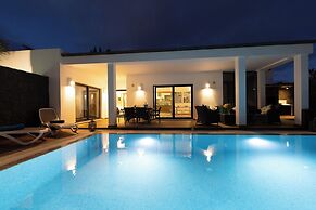 Villa Sleeps 6 With Pool Private & Sauna