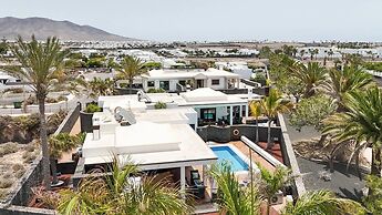 Villa Sleeps 6 With Pool Private & Sauna