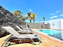 Villa Sleeps 6 With Pool Private & Sauna