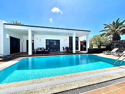 Villa Sleeps 6 With Pool Private & Sauna