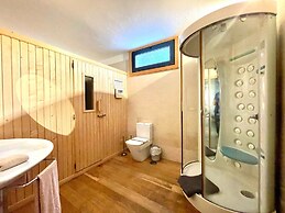 Villa Sleeps 6 With Pool Private & Sauna