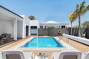 Villa Sleeps 6 With Pool Private & Sauna