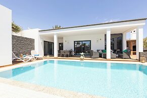 Villa Sleeps 6 With Pool Private & Sauna